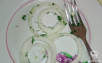 Лук подайте порционно. Можно использовать в качестве самостоятельной закуски!