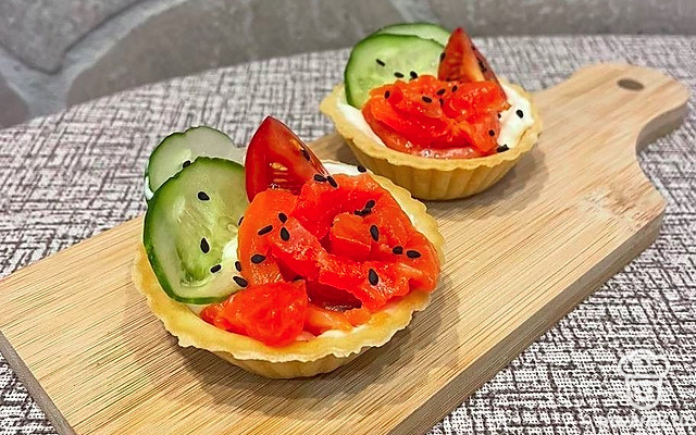 Тарталетки с сыром, форелью и кунжутом — Рецепт с фото