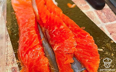 Форель нарежьте тонкими кусочками.