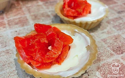 Выложите в тарталетки, формируя цветочки.