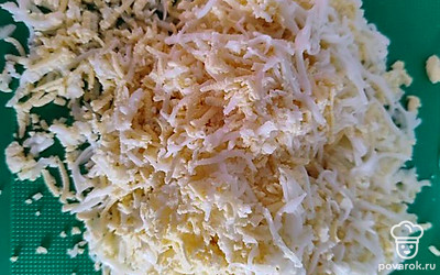 Яйца отварите вкрутую и натрите на мелкой терке. Крабовые палочки натрите на мелкой терке.