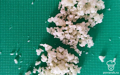 Чеснок мелко порубите ножом.