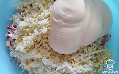 В глубокой миске смешайте яйца, крабовые палочки, майонез. Посолите и поперчите по вкусу.