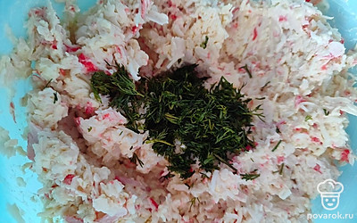 Добавьте мелко нарезанный укроп. Тщательно перемешайте.