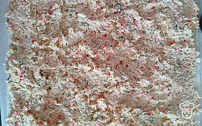 Равномерно выложите получившуюся смесь на лаваш. Сверните в тугой рулет. Разрежьте рулет на кусочки шириной 2 сантиметра.