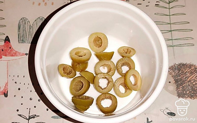 Оливки без косточек нашинкуйте кружочками.