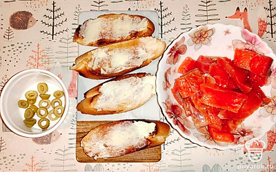 Кусочки багета смажьте сливочным маслом.