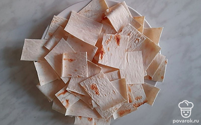 Разрежьте лаваш на небольшие квадраты или треугольники.