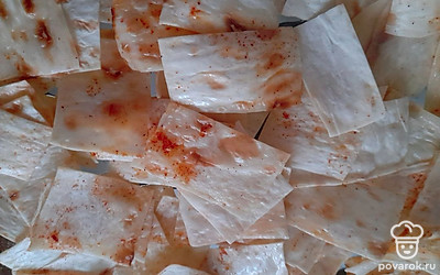 Аккуратно все перемешайте, чтобы каждый кусочек был покрыт маслом. Добавьте соль или специи по вкусу. Выпекайте в духовке при температуре 180 градусов в течение 5 минут.

