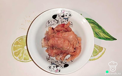 Нарежьте филе горбуши. Добавьте к рыбе оливковое масло, аккуратно перемешайте.