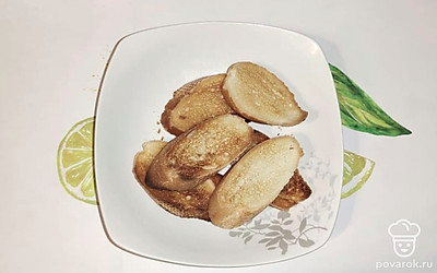 Нарежьте кусочками багет, подсушите в духовке, на сковороде или в тостере до золотистого цвета.