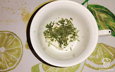 Размягченное сливочное масло смешайте с измельченными чесночными стрелками до однородной массы.