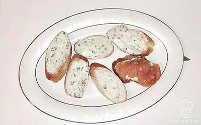 Ломтики багета намажьте маслом, сверху выложите кусочки горбуши.