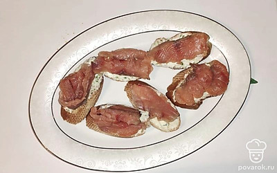 Подавайте бутерброды в качестве перекуса к чаю или как закуску на фуршетный стол.