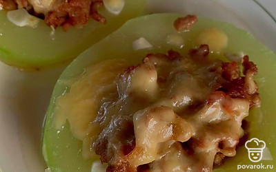 Подайте блюдо горячим. К нему отлично подойдет чесночный соус!