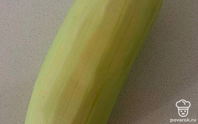 Кабачок помойте и почистите.