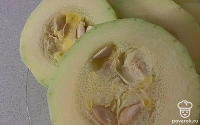 Нарежьте кружочками.