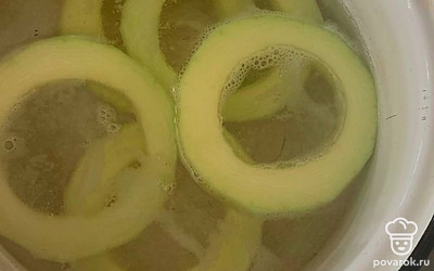 Уберите все семечки и отправьте в кипящую воду на 10 минут.