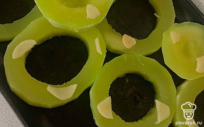 Вареный кабачок выложите на противень, добавьте чеснок по вкусу.