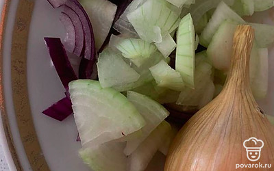 Нарежьте лук.