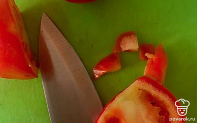 Нарежьте помидоры.