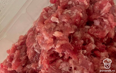 Фарш, лук и помидоры обжарьте, добавьте соль и специи по вкусу.