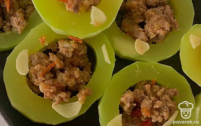 Выложите готовую смесь в кабачок.