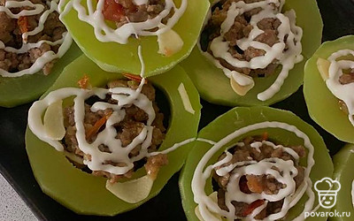 Сверху добавьте майонез и сыр. Отправьте в разогретую духовку при 180 градусах до готовности. 