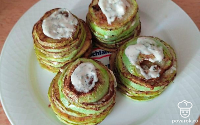 Жареные кабачки в панировке с кунжутным соусом — Рецепт с фото