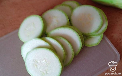 Кабачок среднего размера вымойте, нарежьте колечками (0,5 сантиметров толщиной). 