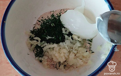 Кунжутный соус смешайте со сметаной, выдавите чеснок, добавьте мелко нарезанную зелень и перемешайте. 