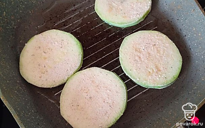 Кабачки обваляйте в рисовой муке или смеси для панировки. Жарьте на разогретой сковороде до румяной корочки.