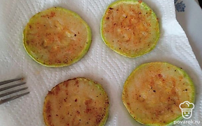Затем готовые кабачки выложите на бумажное полотенце, чтобы впиталось лишнее масло.