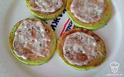 Обсушенные кабачки выложите на тарелку и смажьте соусом.