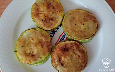 Затем сверху выложите второй ряд кабачков и снова смажьте соусом. Должны получиться 4 башенки.