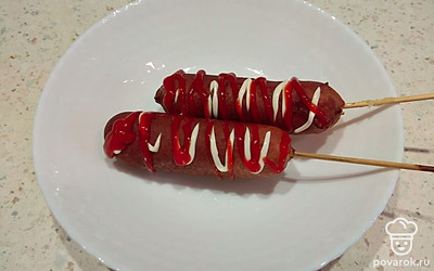 Подавайте с любыми соусами (кетчуп, майонез, сладкая горчица, сырный, барбекю, кисло-сладкий). Можно полить сверху или подать в отдельных соусницах. Дети будут в восторге.