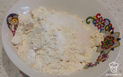 Смешайте все сухие ингредиенты, затем добавьте яйцо и молоко, пока не получится очень густое тесто. Регулируйте густоту молоком или добавлением муки.