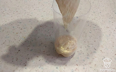 Для удобства перелейте тесто в емкость с высокими стенками. 