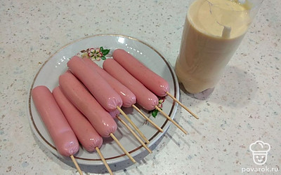 Нанижите сосиски на шпажки.