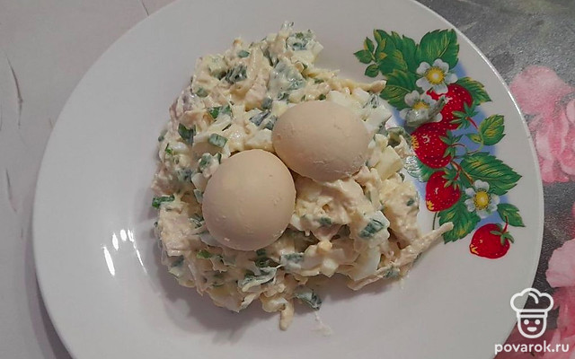 Салат из куриной грудки, яиц и зеленого лука — Рецепт с фото