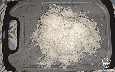 Натрите сулугуни на мелкой терке.