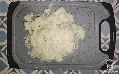 Также натрите на терке брынзу.