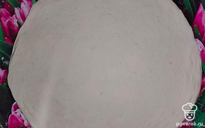 Раскатайте тесто тонким слоем.