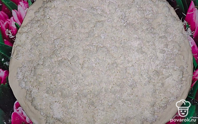 Сверху посыпьте двумя видами сыра.