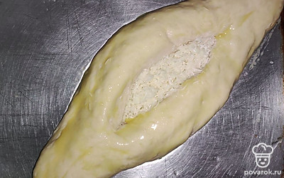 Смажьте сверху яйцом. Выпекайте в духовке при 180 градусах, пока не будет золотистой корочки.