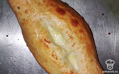 Сверху, в середину, добавьте желток хачапури.