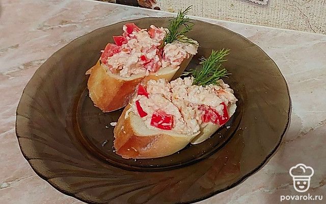 Брускетта с помидором и копченой грудкой — Рецепт с фото