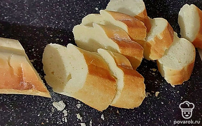 Багет нарежьте ломтиками.