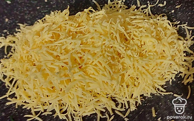 Сыр натрите на терке.