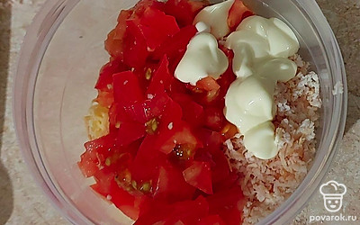 Нашинкуйте помидор. Соедините с сыром, курицей и майонезом. Тщательно перемешайте.